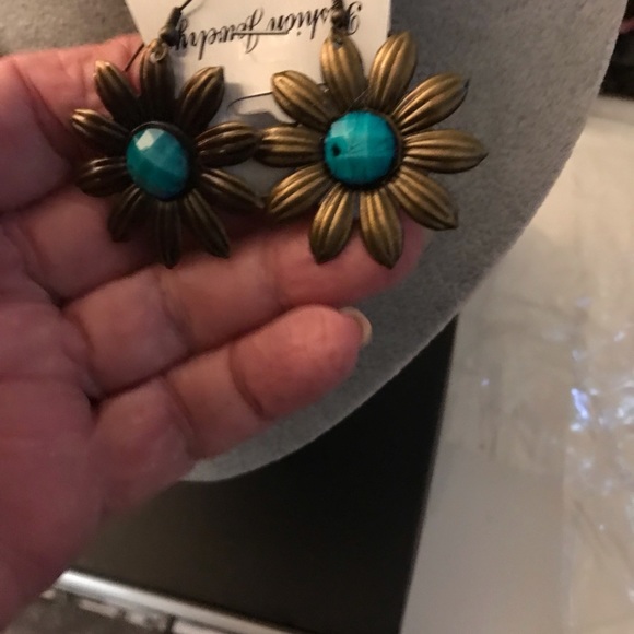 FASHION NECKLACE WITH EARRINGS TO MATCH - Picture 4 of 4